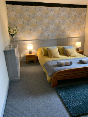 Quirky Riverside flat (1 Bed) with sunny garden